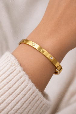 ΧΡΥΣΟ ΑΤΣΑΛΙΝΟ ΒΡΑΧΙΟΛΙ CUFF ΜΕ ΚΑΡΔΙΑ ΚΑΙ ΛΕΥΚΕΣ ΠΕΤΡΕΣ