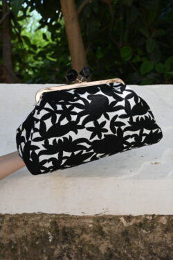 ΒΡΑΔΙΝΟ CLUTCH ΑΣΠΡΟΜΑΥΡΟ FLORAL ΜΕ ΧΡΥΣΗ ΑΛΥΣΙΔΑ