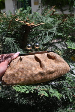 ΨΑΘΙΝΟ CLUTCH ΜΕ ΜΕΤΑΛΛΙΚΟ ΚΟΥΜΠΩΜΑ ΜΠΕΖ/ΜΑΥΡΟ